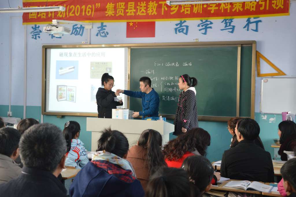 授课教师和学生进行互动实验同学们分成小组互动学习倪世波老师在授课